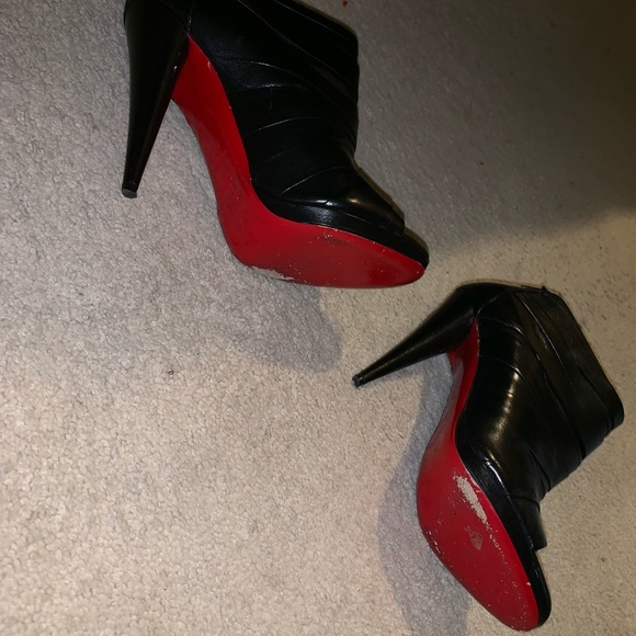 Christian Louboutin - Picture 6 of 8